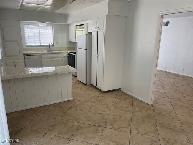 Building Photo - 2198 Capistrano Ave