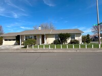 Building Photo - 3 BEDROOM HOUSE FENCED WITH GARAGE