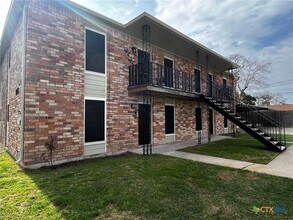 Building Photo - 905 Simpson Rd