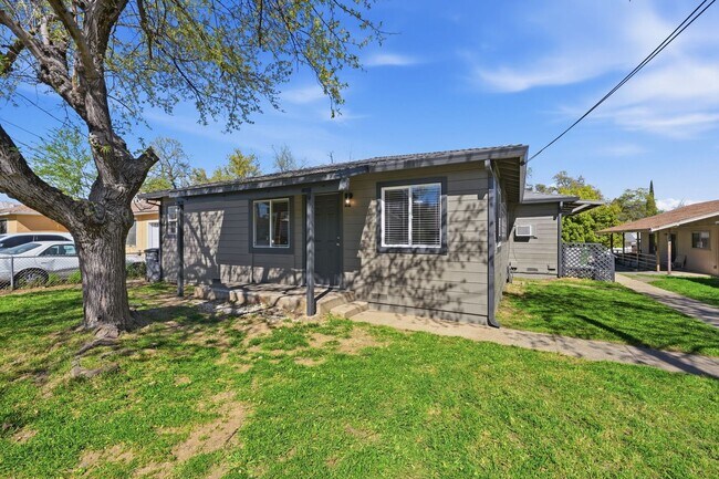 Building Photo - Large Brand New Remodeled 1 Bedroom unit with Washer Dryer Hookups - MUST SEE!!!