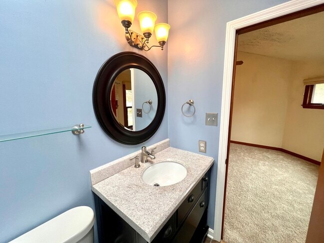 Building Photo - 1256 Queens Dr