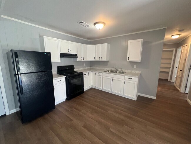 Building Photo - 4 bedroom 1 bathroom home in University Manor