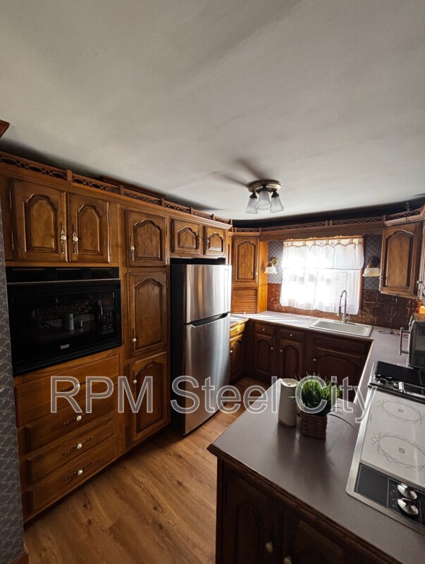 Building Photo - 512-512 1/2 W 10th St