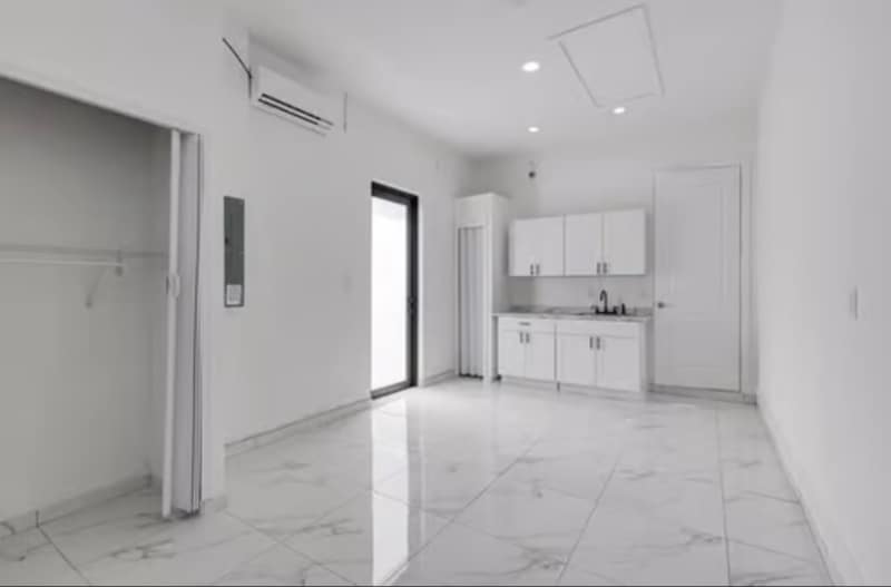 Building Photo - 653 Stanley Ave