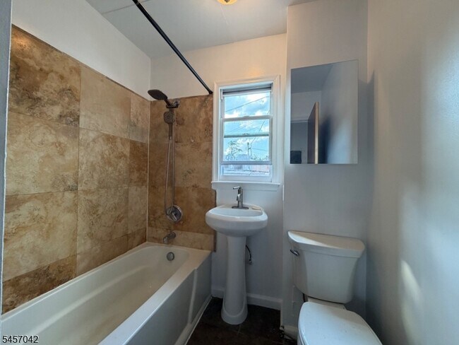 Building Photo - 386 Washington St