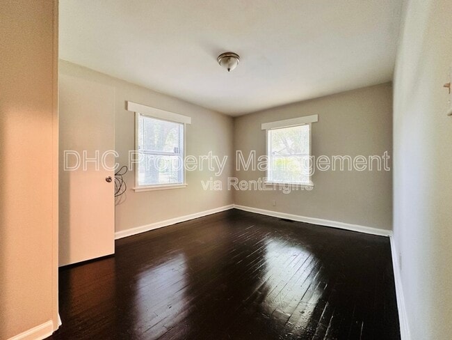 Building Photo - 2125 Larchwood Rd SW