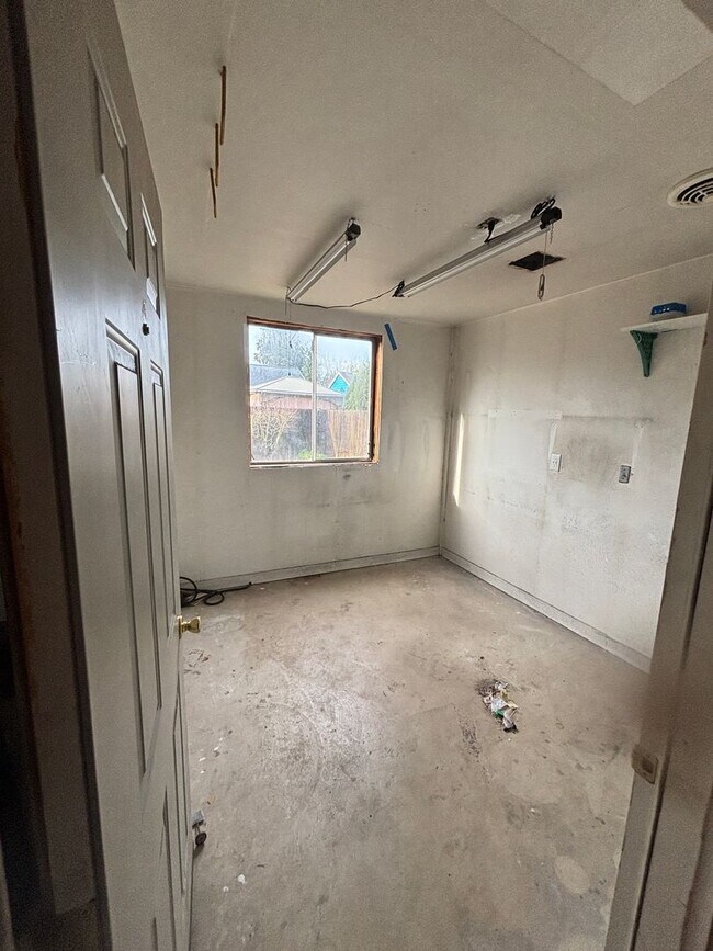 Building Photo - Large Lot Near Downtown Hillsboro