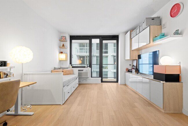 Building Photo - 160 1st St