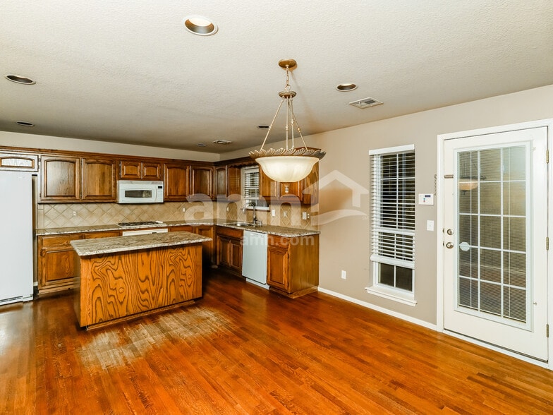 Building Photo - 917 S Desert Palm Ave