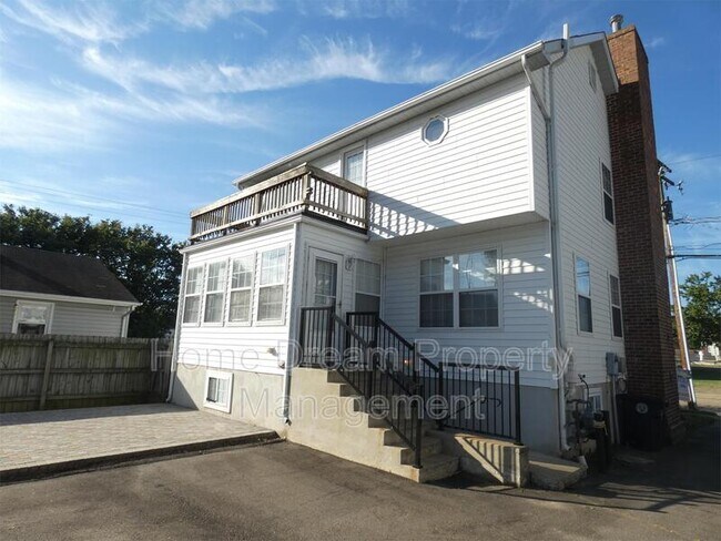 Building Photo - 2623 Van Buren St