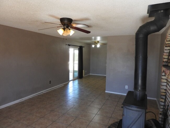 Building Photo - 4 Bedroom with large yard