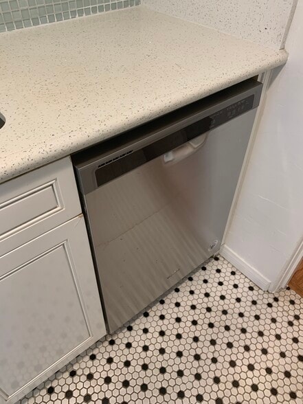 Building Photo - 802 N Sweetzer Ave