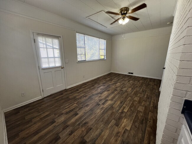 Building Photo - 714 Woodland Dr S