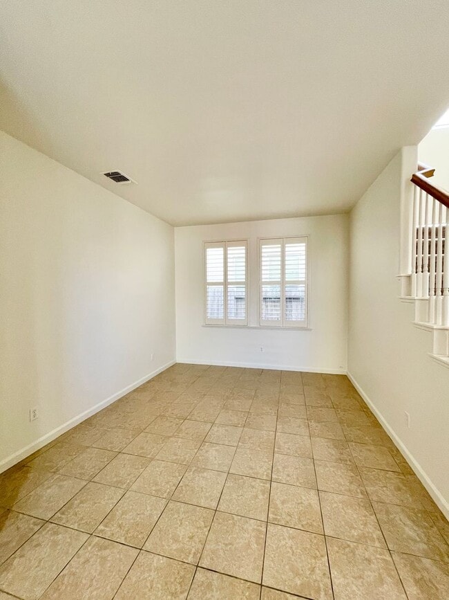Building Photo - Great 3 bedroom 3 bath home
