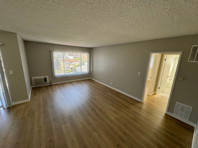 Building Photo - 5068 Franklin Ave