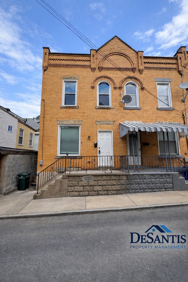 Building Photo - Bright and Updated 2 Bedroom 1.5 Bath House in Oakland