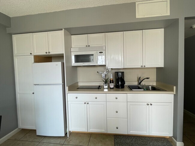 Building Photo - 2440 Kuhio Ave
