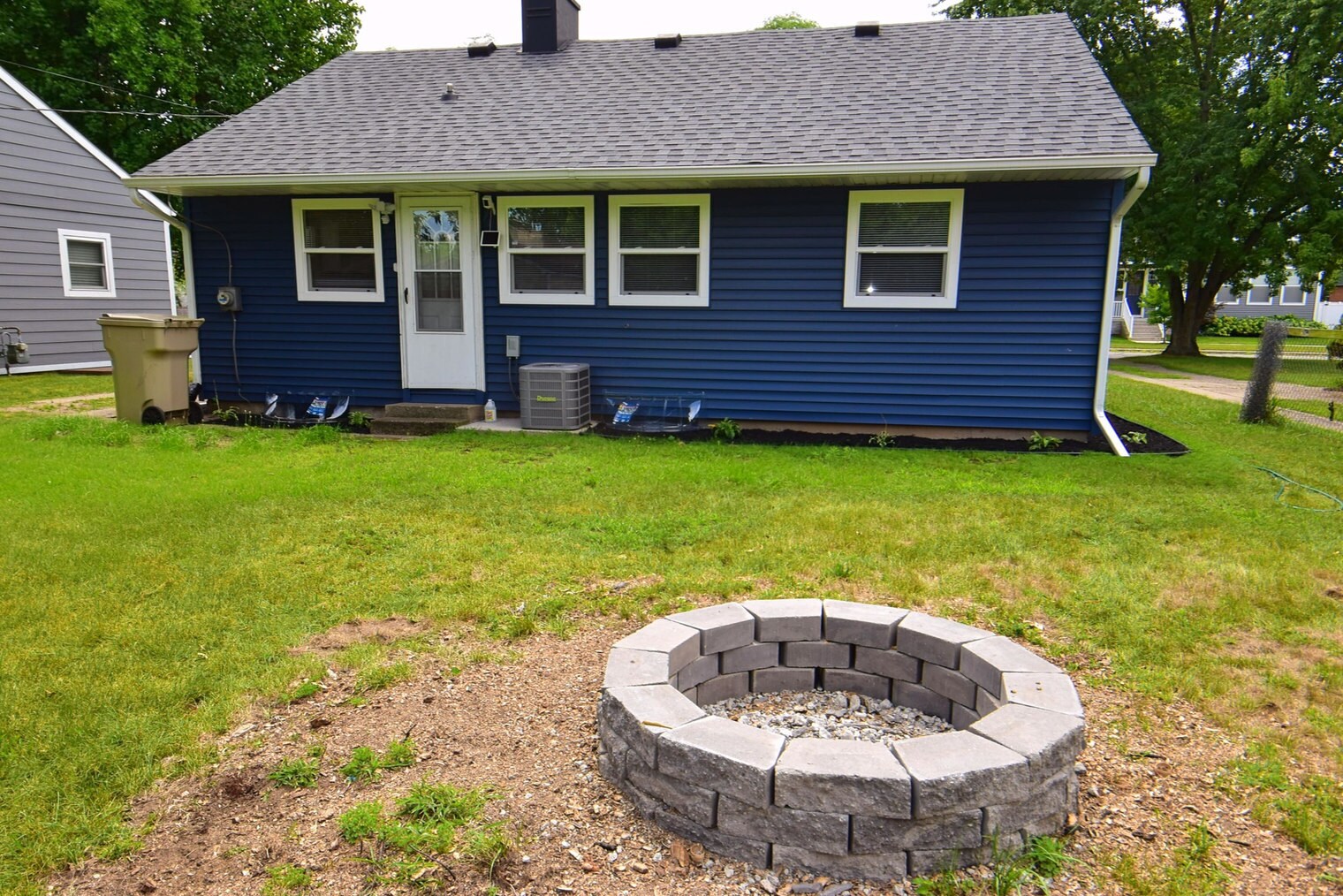 Building Photo - 517 Napoleon St