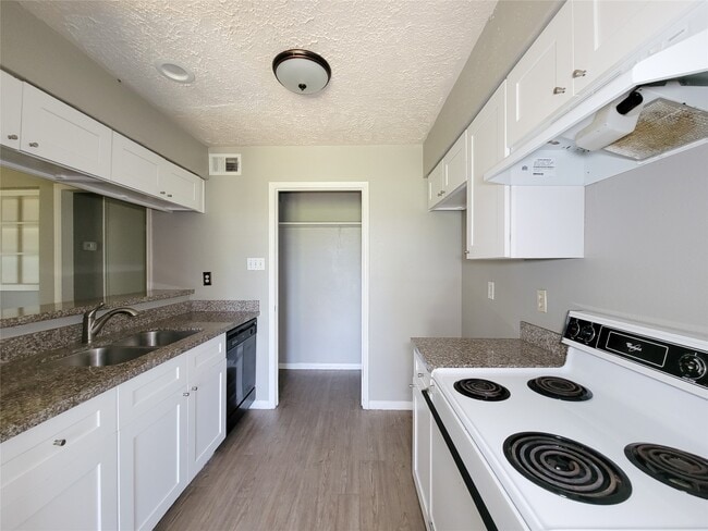 Building Photo - 13611 Ravensway Dr