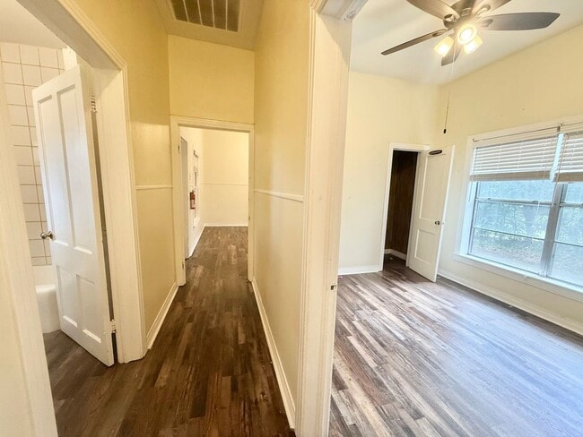 Building Photo - 3 bed/1 bath Duplex