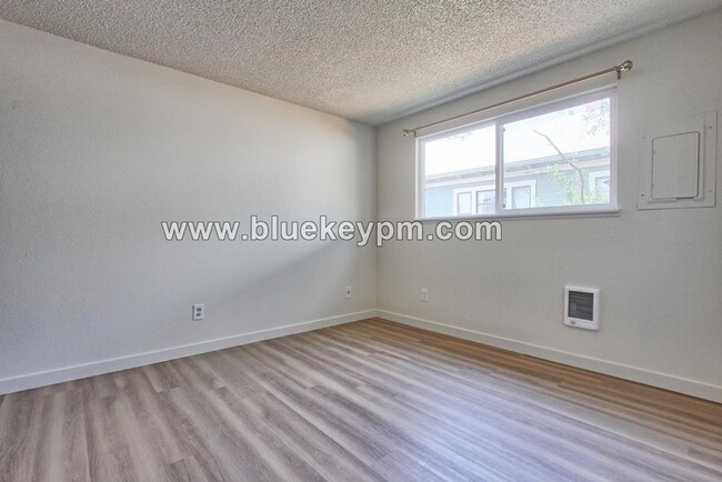 Building Photo - Newly Remodeled  2 Bed, 1 Bath Duplex with...