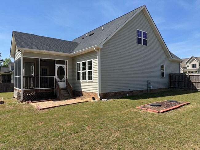 Building Photo - Like New and Move-in Ready!!