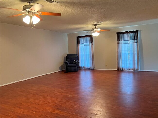 Building Photo - 401 Oakhill Dr