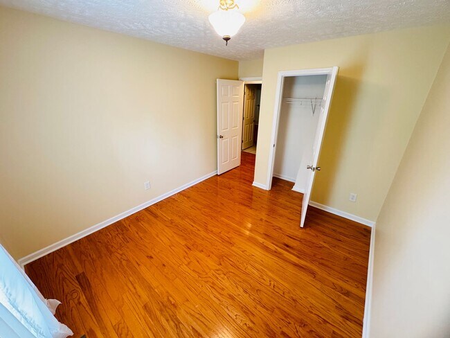 Building Photo - 3-BED, 2-BATH SINGLE FAMILY HOME WALKING DISTANCE TO CUMBERLAND!