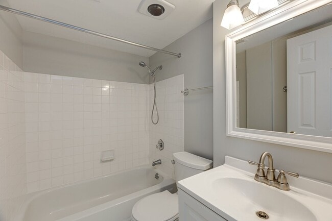 Building Photo - 3303 Spring Lake Ct
