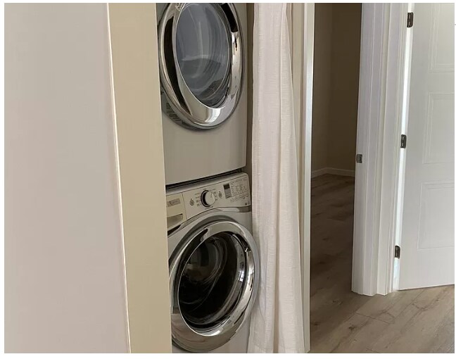 Building Photo - 6924 Encino Ave