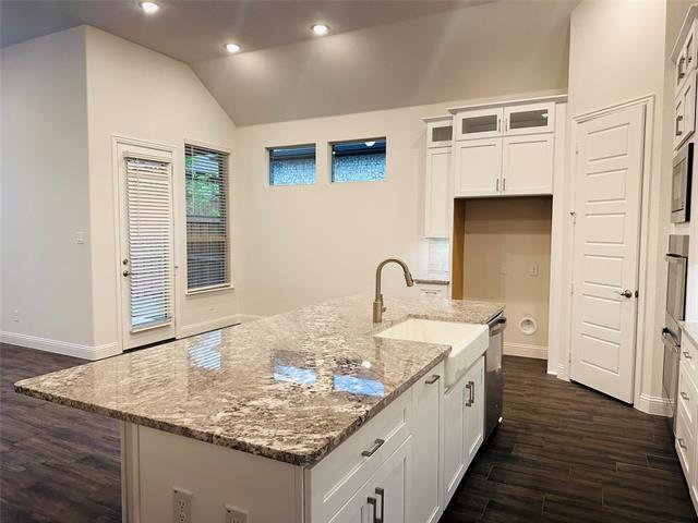 Building Photo - 1605 Hart Dr