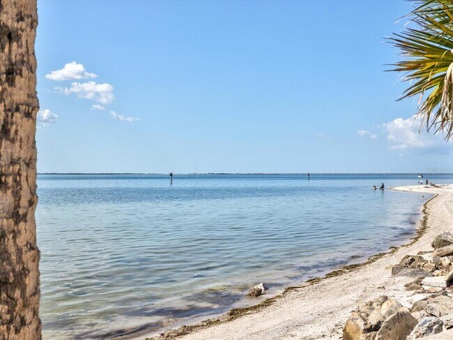 Building Photo - 5002 W Idaho St