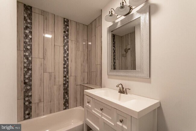 Building Photo - 228 Hermitage St