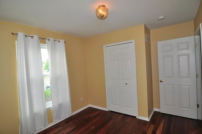 Building Photo - 6561 Robin Ct