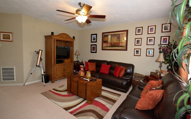 Building Photo - Quiet Cul-de -sac