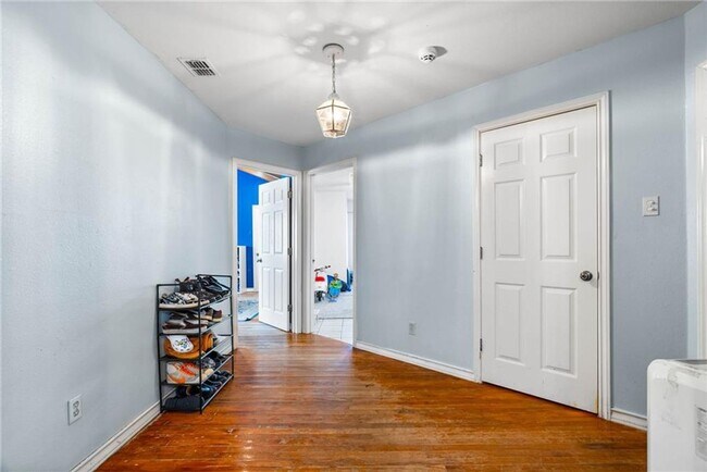 Building Photo - 626 Caddo St