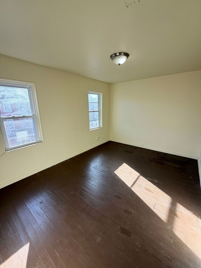 Building Photo - 631 E Madison St