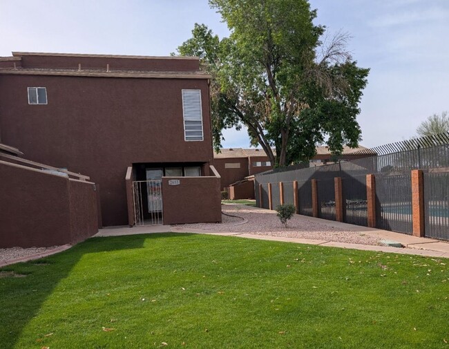 Building Photo - 2 Bedroom Condo in the Escalante Community...