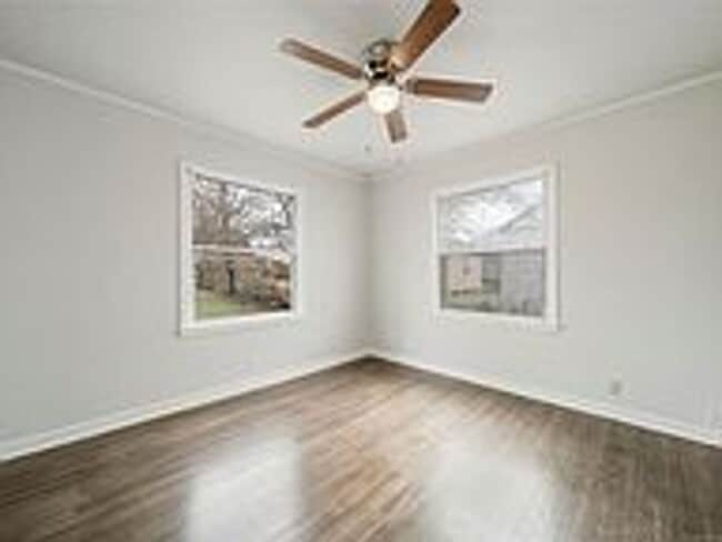 Building Photo - Updated 2 Bed 1 Bath Rental Home Tulsa