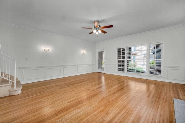 Building Photo - Stunning Townhome Style 2 bedroom with washer/dryer!