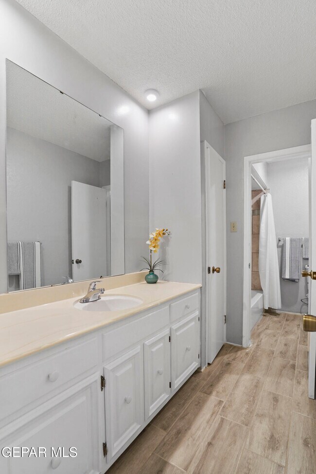 Building Photo - 6201 Escondido Dr