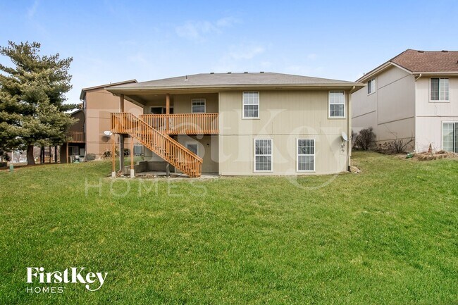 Building Photo - 1049 NE Queens Cir