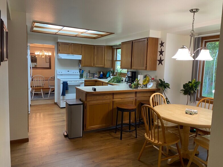 Building Photo - 2225 Creekwood Dr