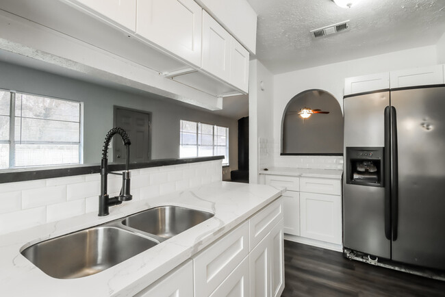 Building Photo - 6615 Brookgate Dr