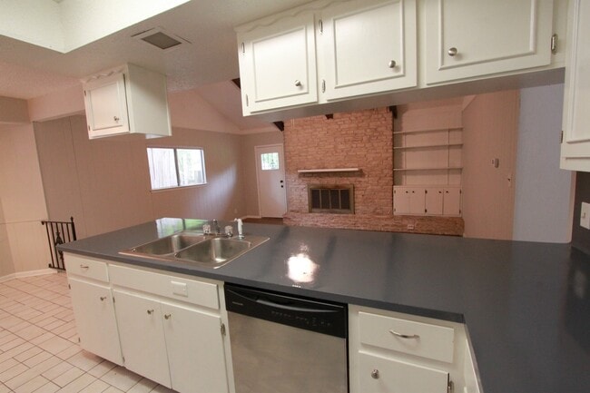 Building Photo - East Austin 4BR Gem on Cul-de-Sac w/ Spacious Lot & Updates