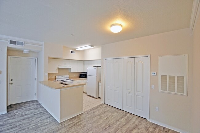 Building Photo - 1 Bedroom 1 Bathroom condo in luxury gated community