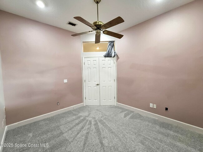 Building Photo - 949 SE Gardenbrook Ct