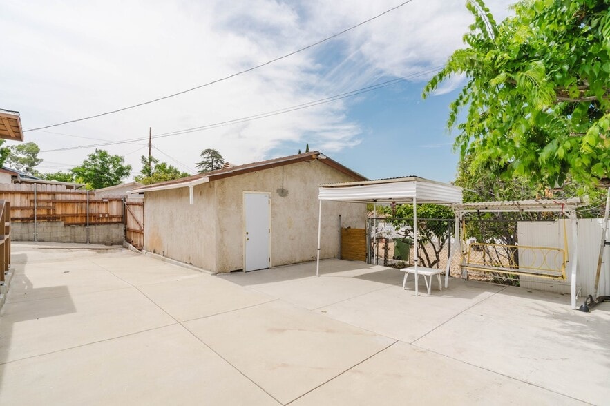 Building Photo - 10539 Samoa Ave