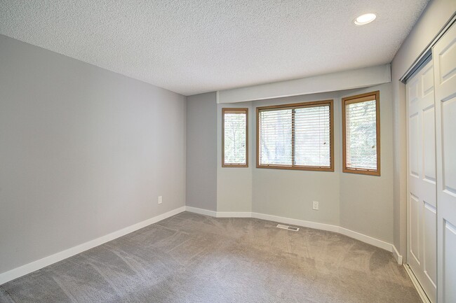 Building Photo - 5Bd/2.5Ba Kirkland Home
