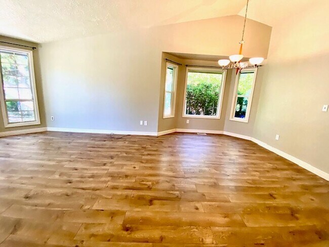 Building Photo - 4 Bedroom 2 bath Home in NW Boise